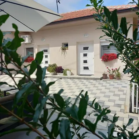 Leda Apartment *
